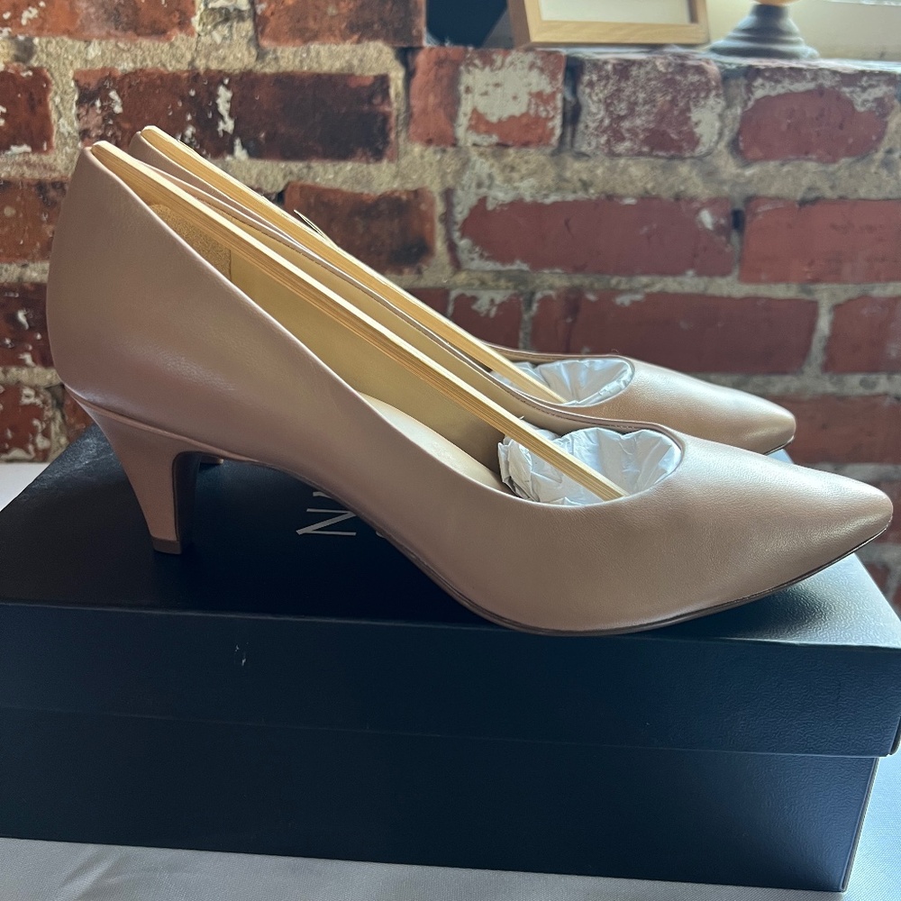 NWT Naturalizer Beverly, 250 Gingersnap Lea, size 8-1/2 kitten heel.